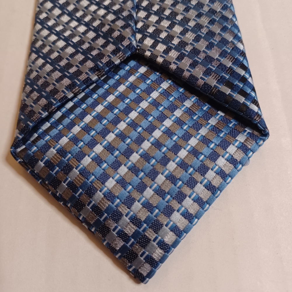 Men's Bespoke Blue Checkered 100%Silk Tie. - Picture 5 of 10